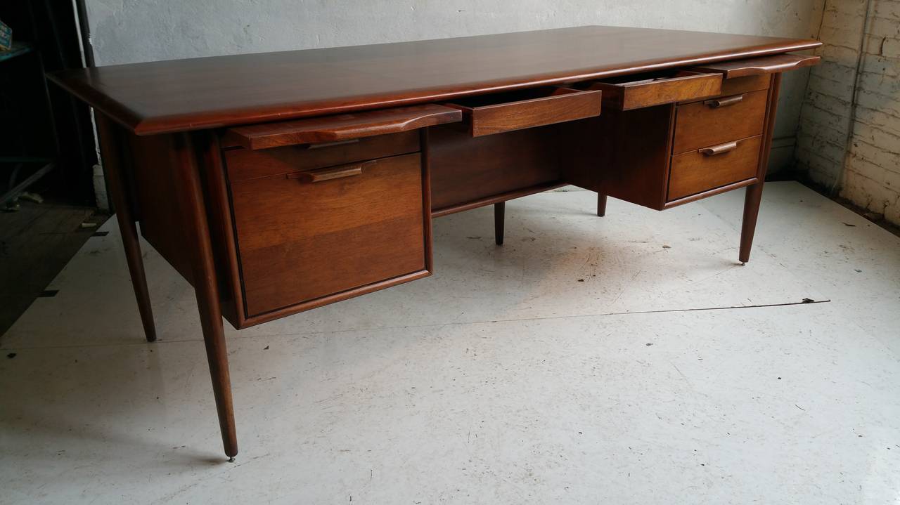 20th Century American Danish Executive Desk by Stow Davis in the Manner of Jens Risom