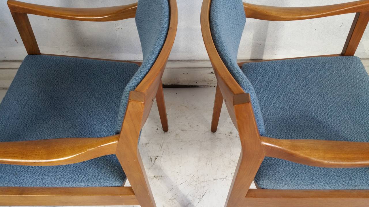 Pair of Mid-Century Modern Gunlock Arm Chairs in the Jens Risom Style In Good Condition In Buffalo, NY