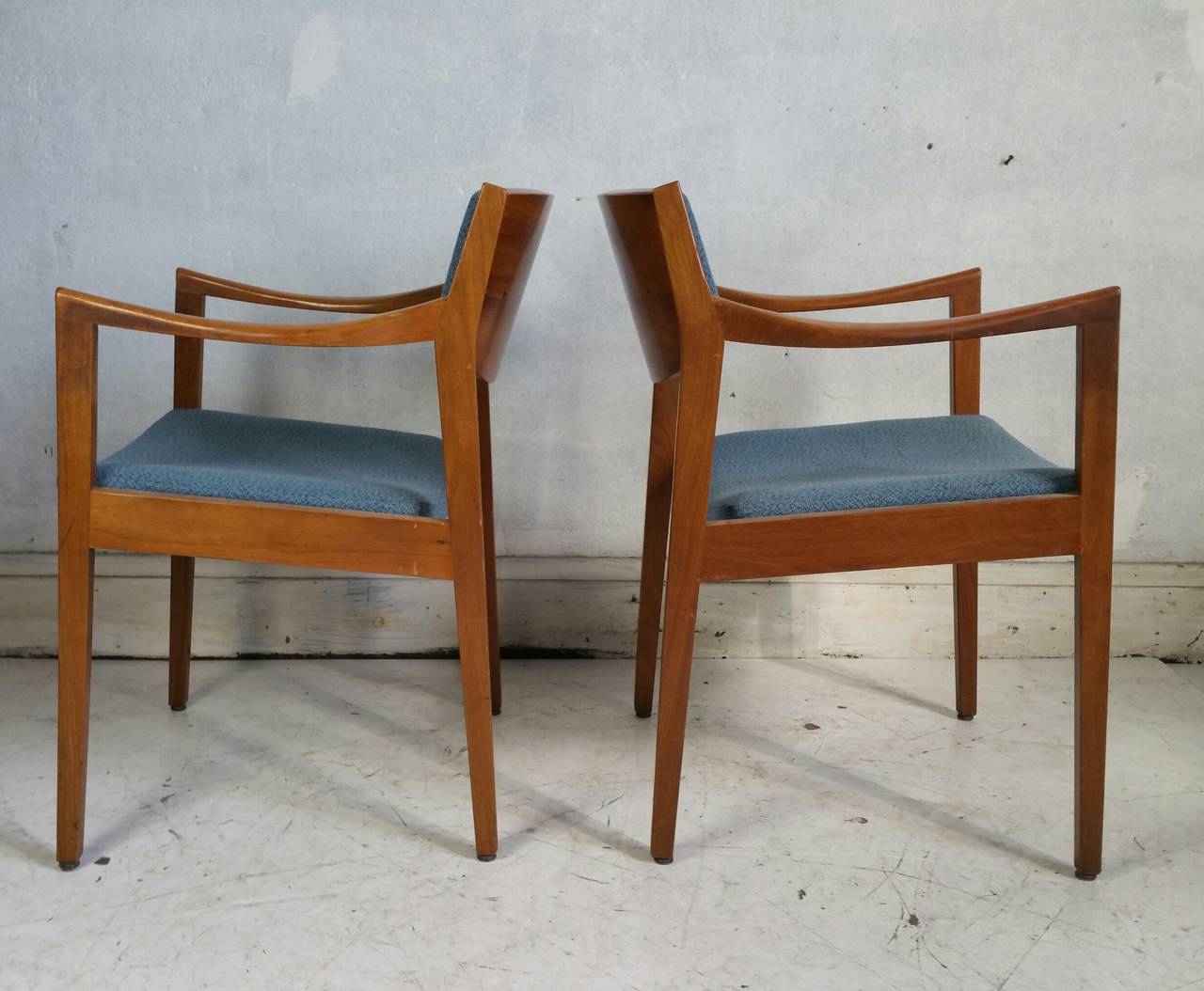 American Pair of Mid-Century Modern Gunlock Arm Chairs in the Jens Risom Style