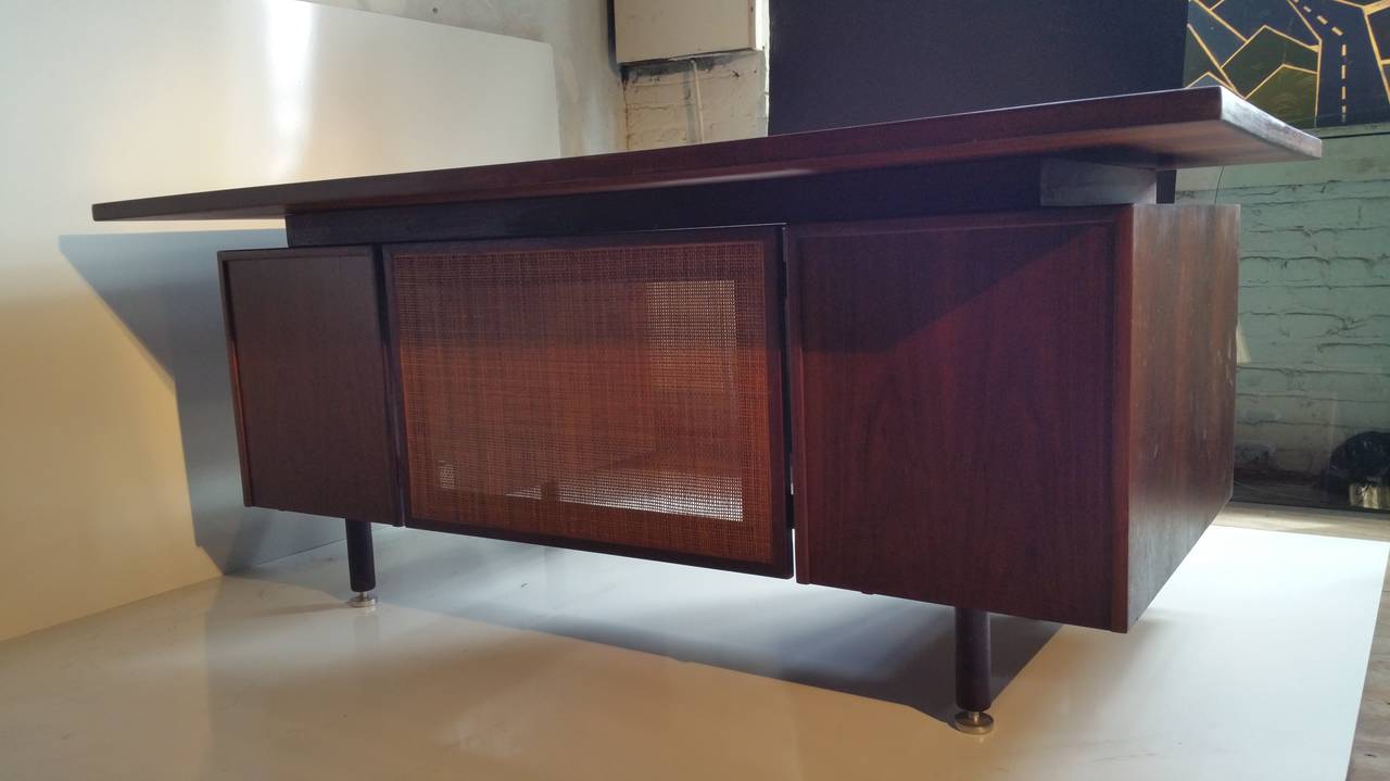 Modernist Jens Risom Floating Executive Desk in Peruvian Walnut In Excellent Condition In Buffalo, NY