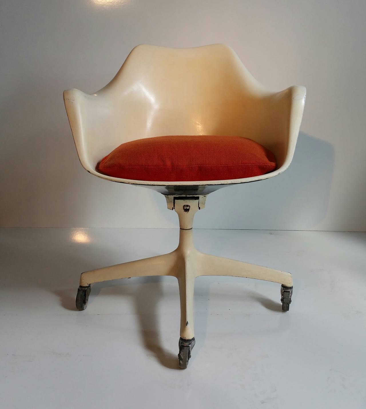 American Rare Eero Saarinen for Knoll Two-Position Executive Desk Chair