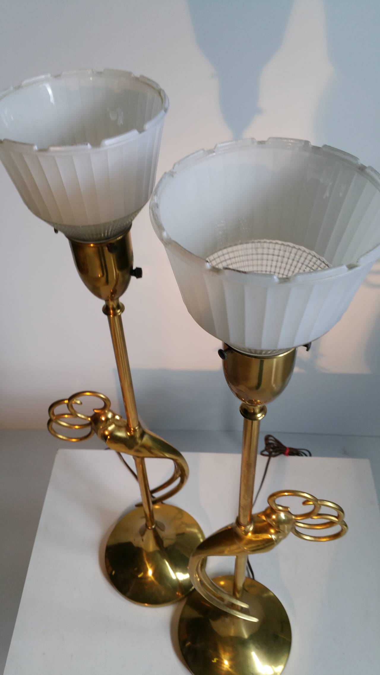 Mid-Century Modern Pair of Brass Table Lamps with Stylized Exotic Bird at Center For Sale