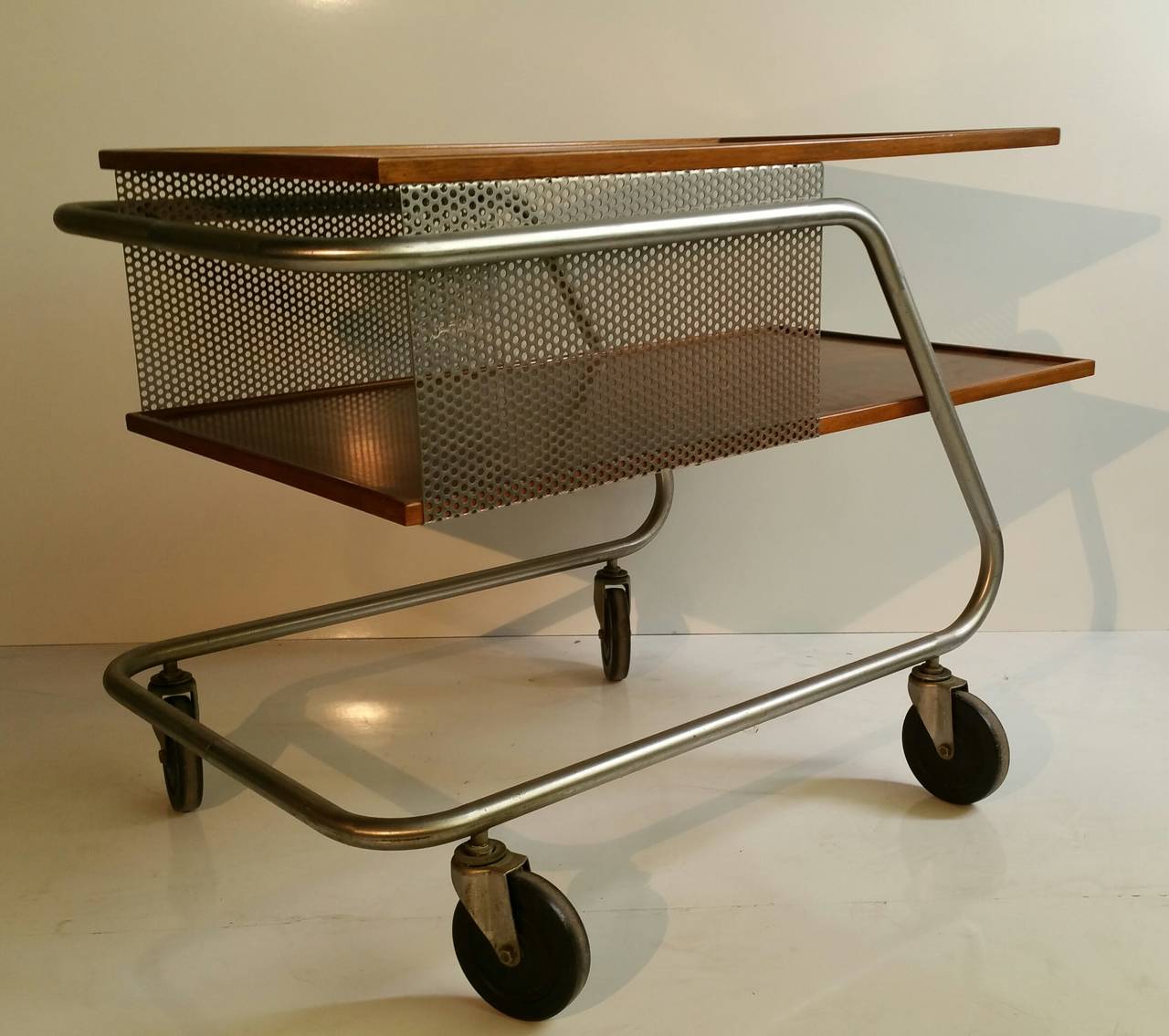 Mid-Century Modern Aluminium und Holz, Industriewagen, Barwagen (Industriell) im Angebot