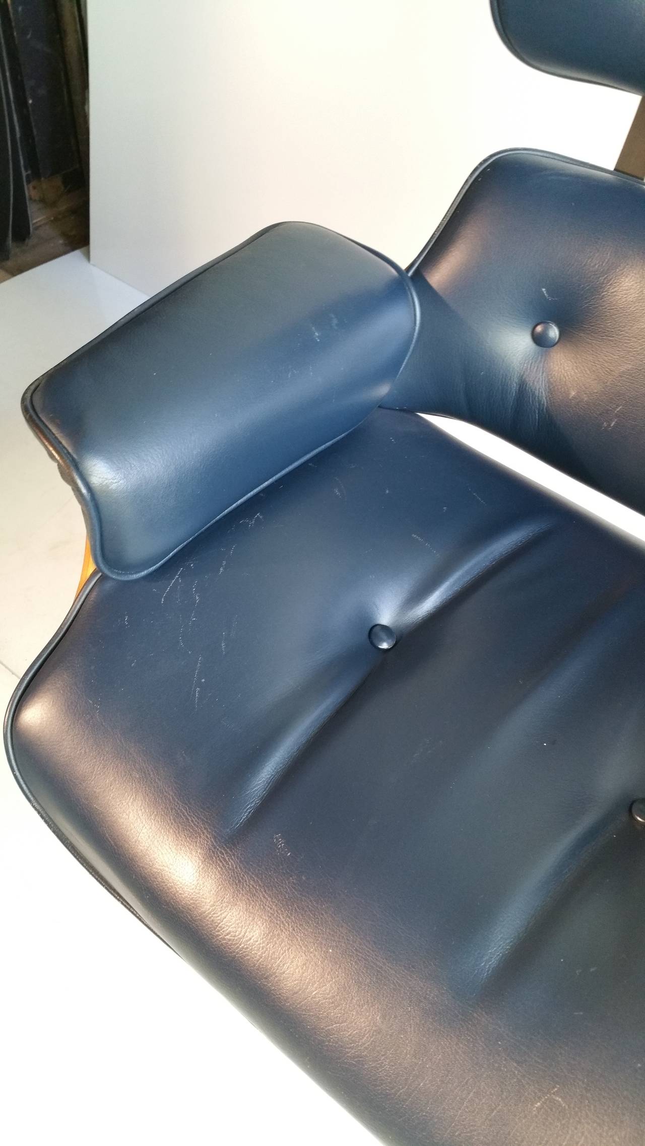 Chaise de bureau moderniste en cuir style Eames Bon état à Buffalo, NY