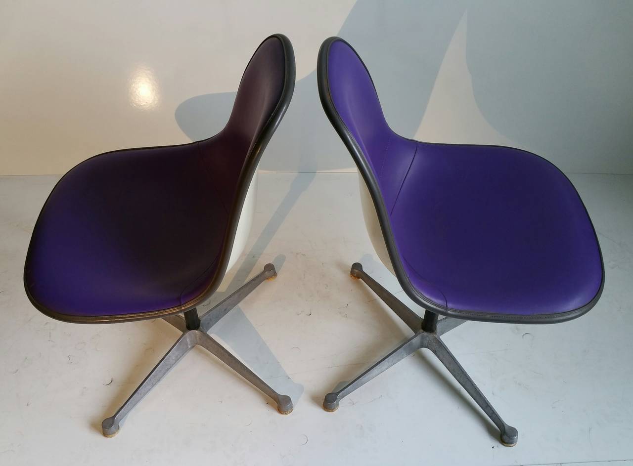 Aluminium Paire de chaises pivotantes réglables Charles et Ray Eames en vente