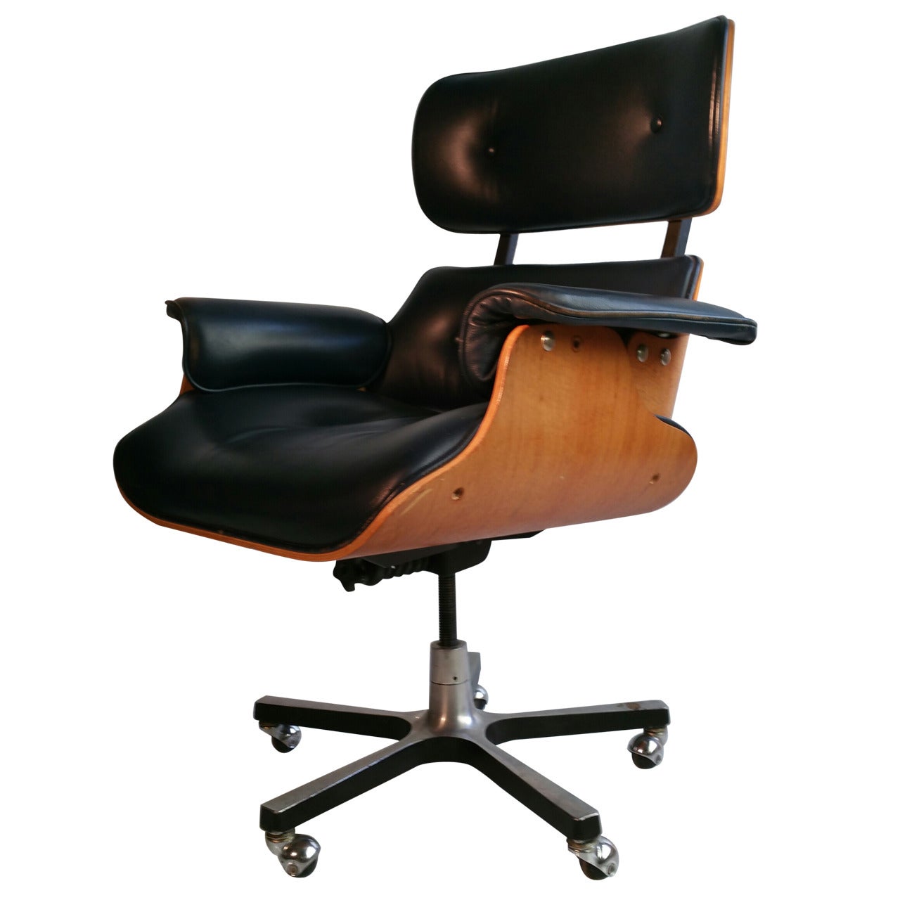 Chaise de bureau moderniste en cuir style Eames