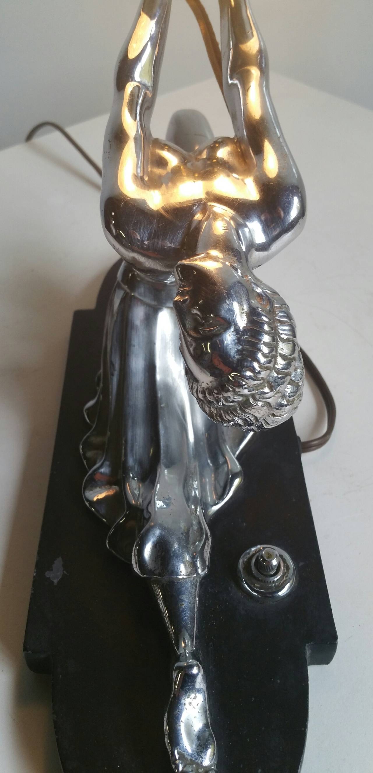 Ronson Egyptian Moon Art Deco Figural Polished Chrome Lamp In Good Condition In Buffalo, NY