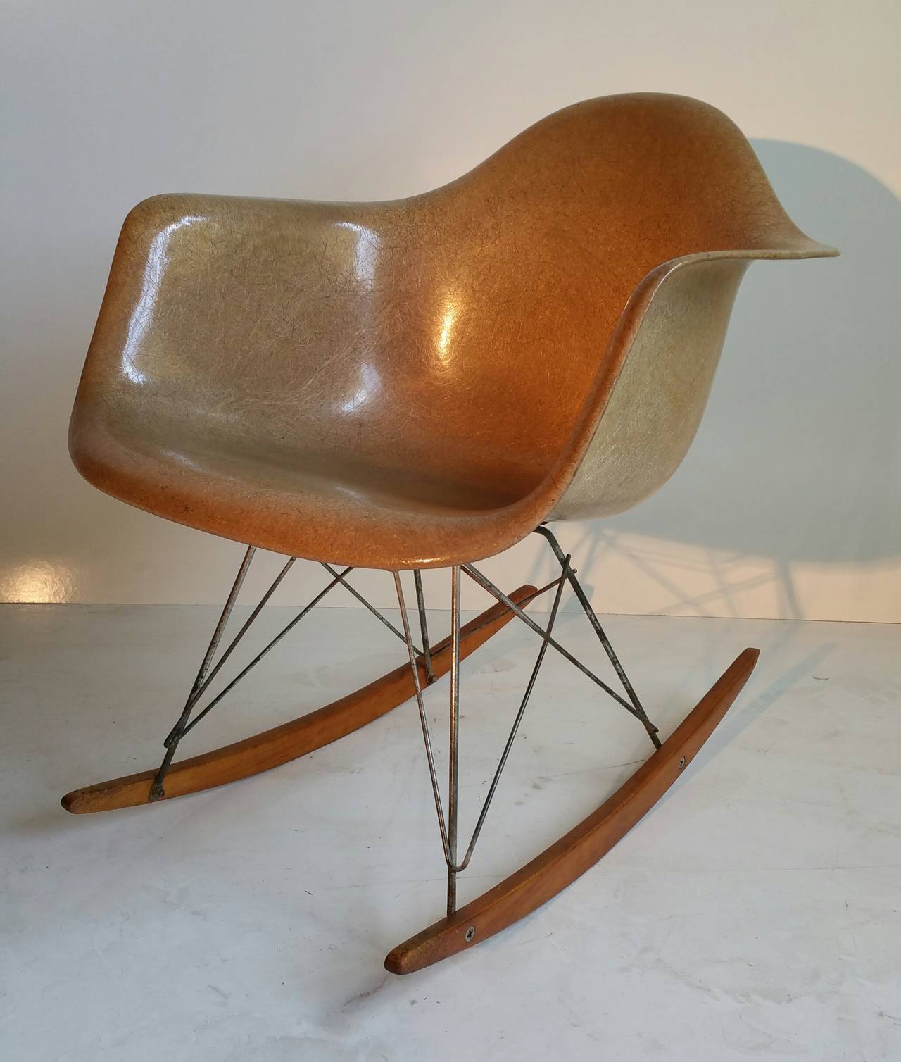 Great example, first year production Charles and Ray Eames Rocker, Natural putty color, Wonderful exposed fibers, rope edge, large 