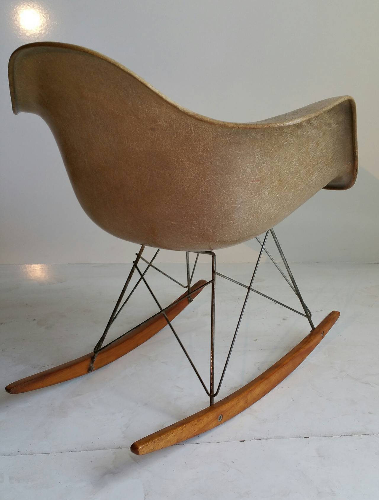 Mid-Century Modern First Year Production of Charles and Ray Eames Rope-Edge Rocker, Zenith Labell