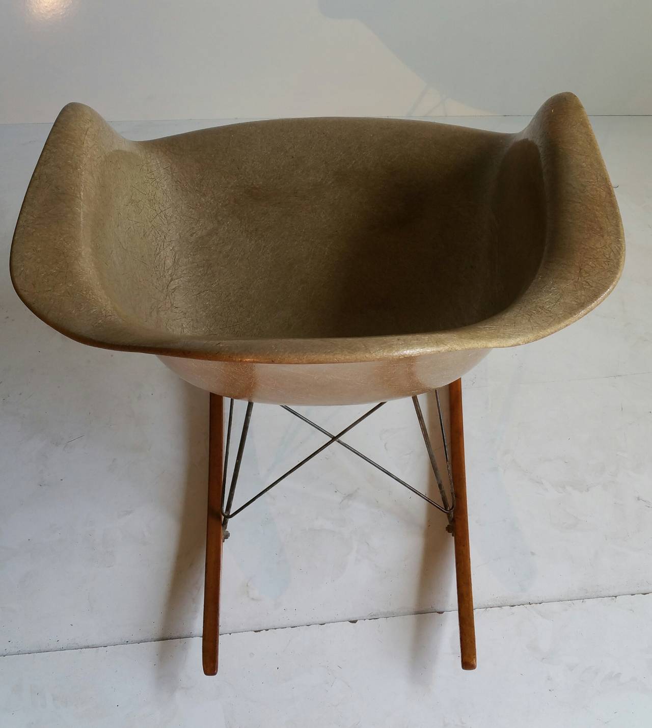 First Year Production of Charles and Ray Eames Rope-Edge Rocker, Zenith Labell In Good Condition In Buffalo, NY