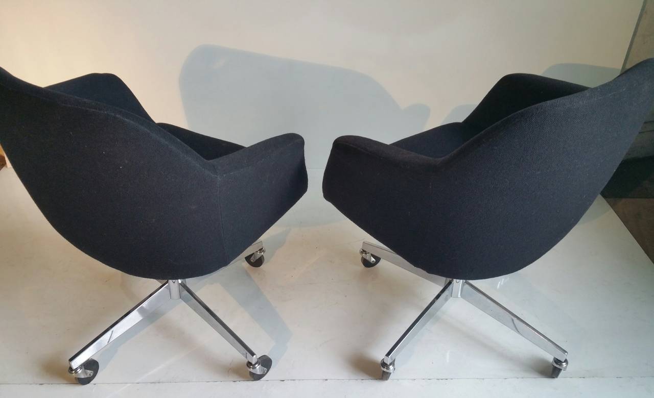Pair of Mid-Century Modern Tilt Swivel Desk Chairs by Steelcase In Good Condition In Buffalo, NY