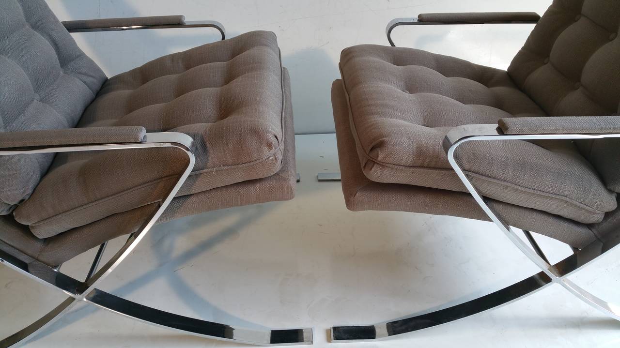 Ein Paar von Milo Baughman inspirierte Flachstahl-Chrom-Sessel aus den 1970er Jahren (Moderne der Mitte des Jahrhunderts) im Angebot