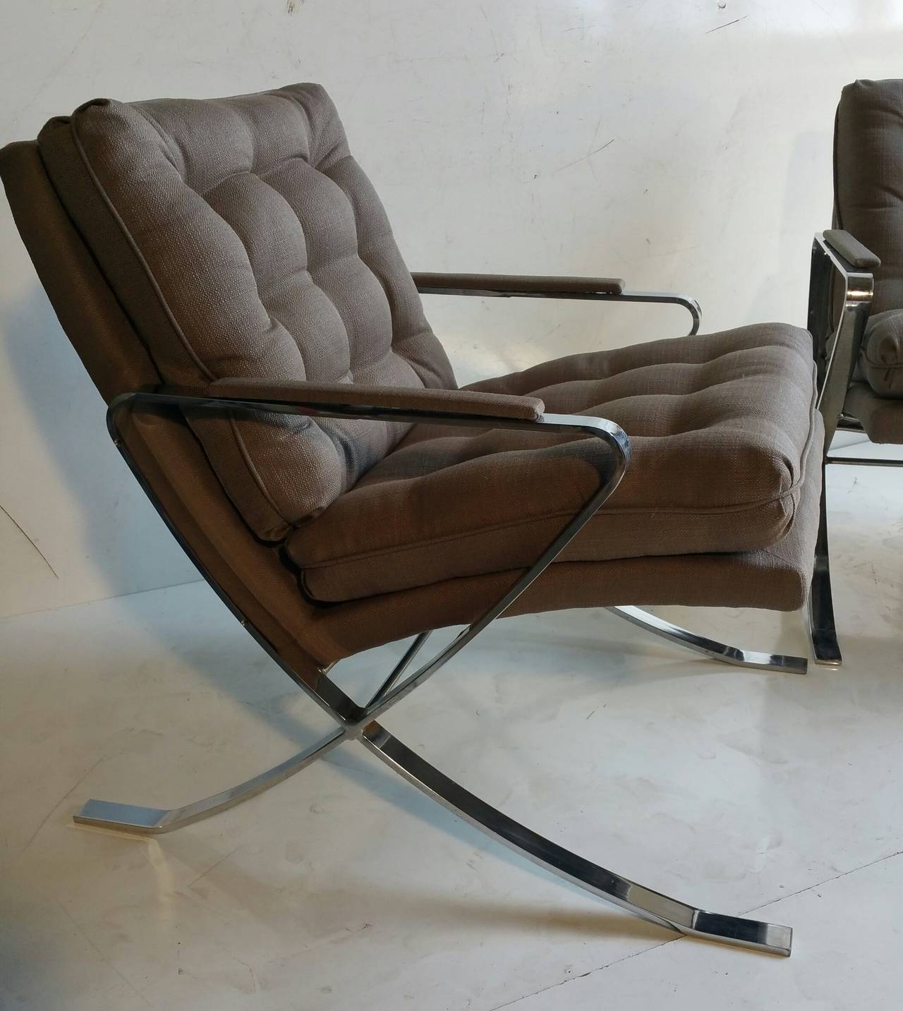 Ein Paar von Milo Baughman inspirierte Flachstahl-Chrom-Sessel aus den 1970er Jahren (20. Jahrhundert) im Angebot