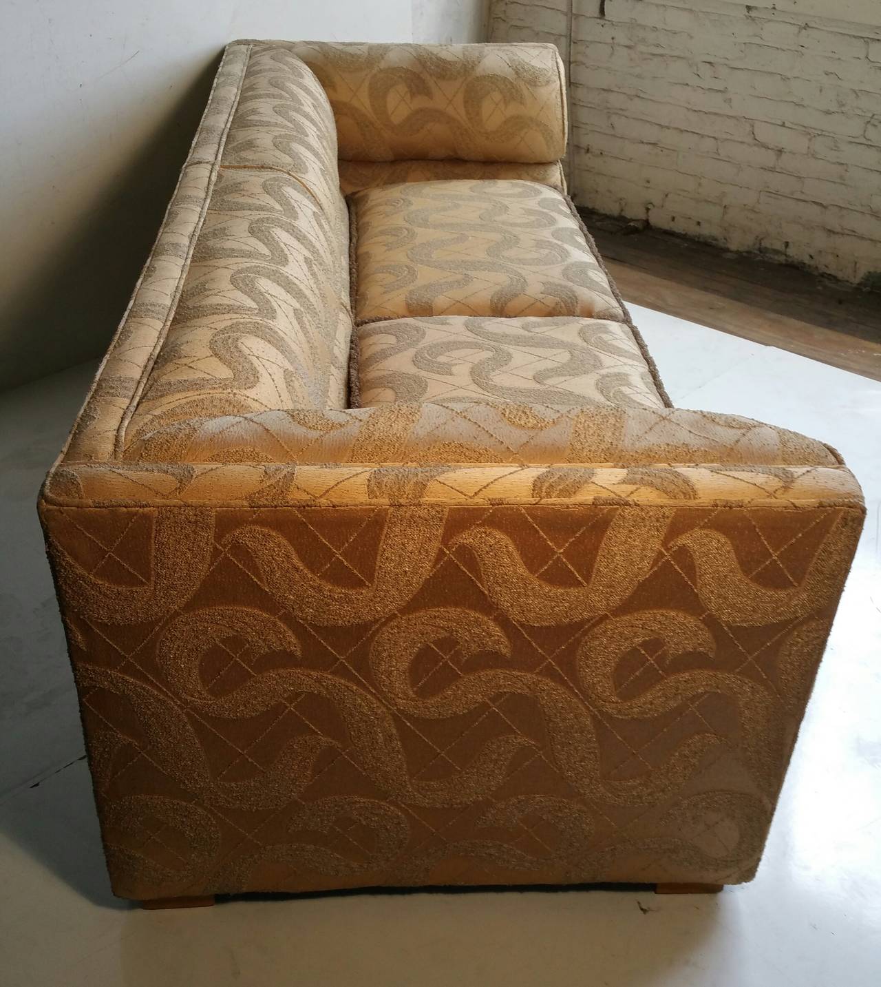 Hervorragendes Art-Déco-Sofa aus geformtem Brokatstoff, Original (amerikanisch) im Angebot