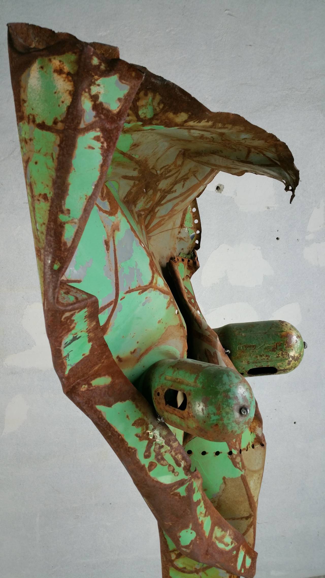Atemberaubende freistehende Skulptur, die eine Frau darstellt,, Gefundenes Fabrikblech,,Originalfarbe,,Erstaunliche Patina,, Brutalistische Form A