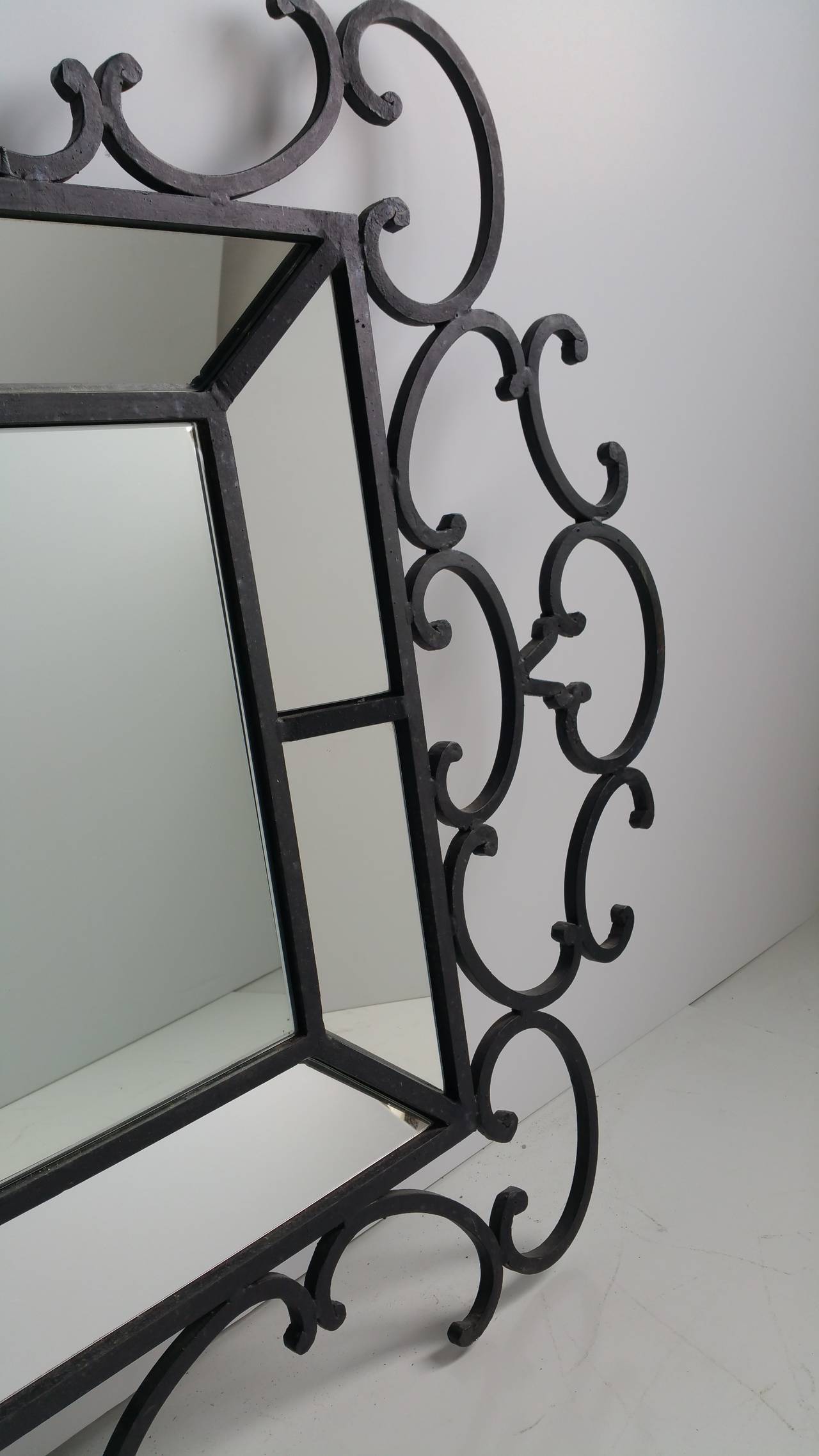 Organique Décoratif  Miroir en fer forgé surdimensionné, design fantaisiste. en vente