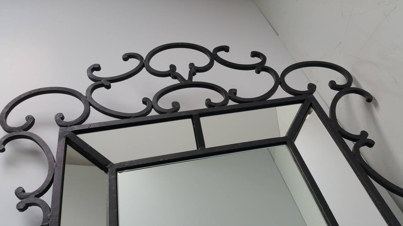 Américain Décoratif  Miroir en fer forgé surdimensionné, design fantaisiste. en vente