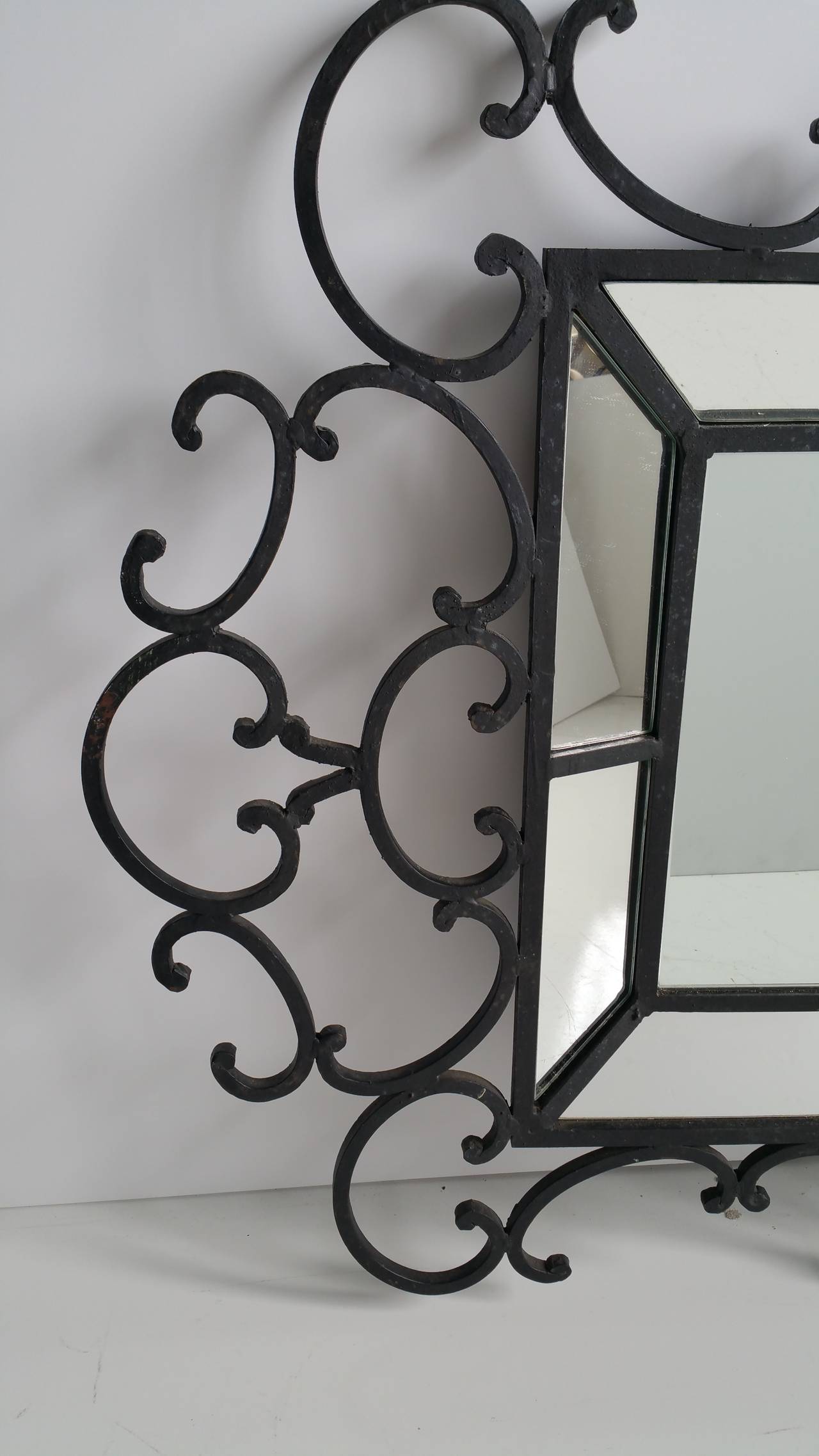 Grand miroir en fer fantaisiste,, fait une déclaration dans n'importe quel décor,,1970