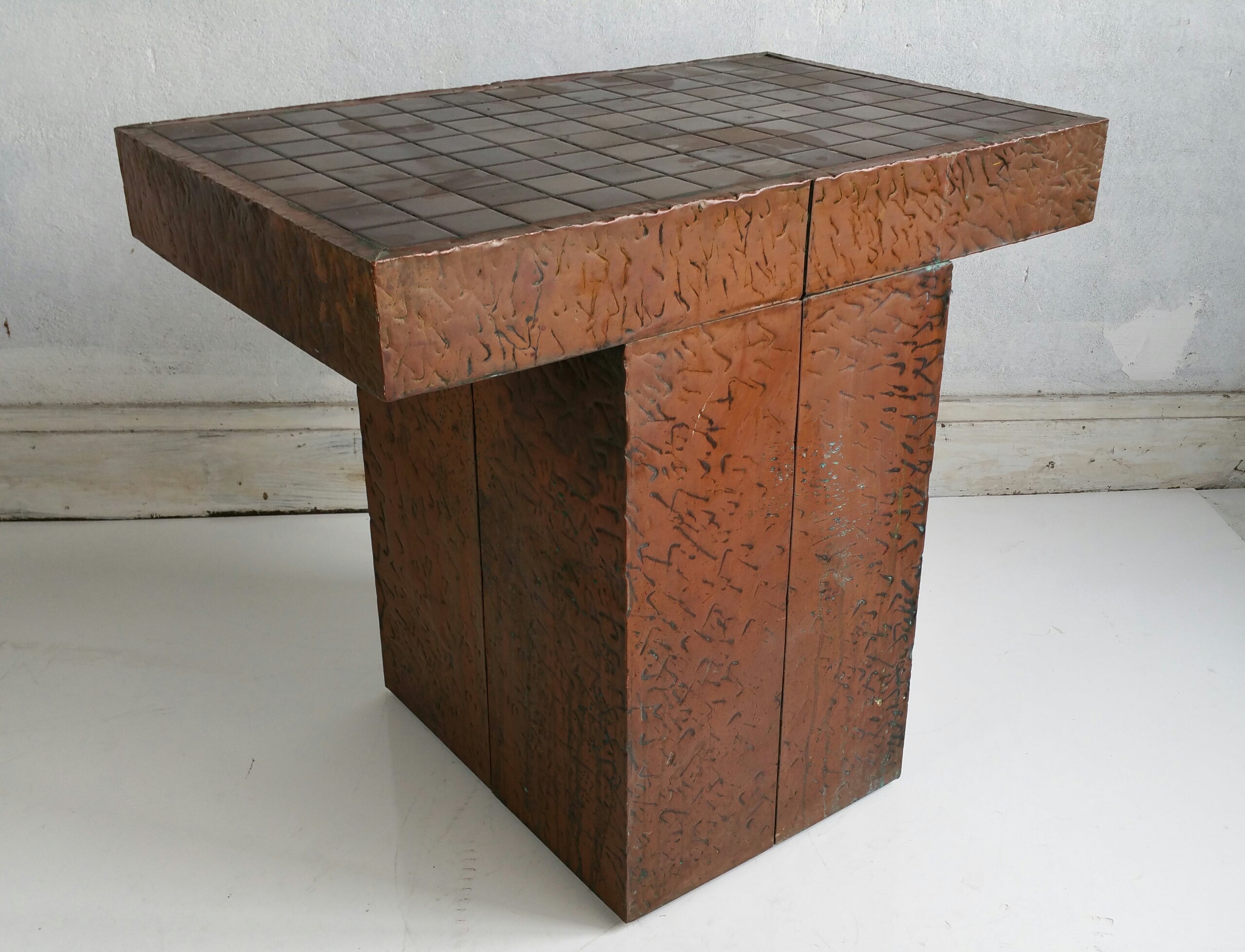 Tavolo brutalista in rame e piastrelle, , Architectural Design.manner of Paul Evans in vendita