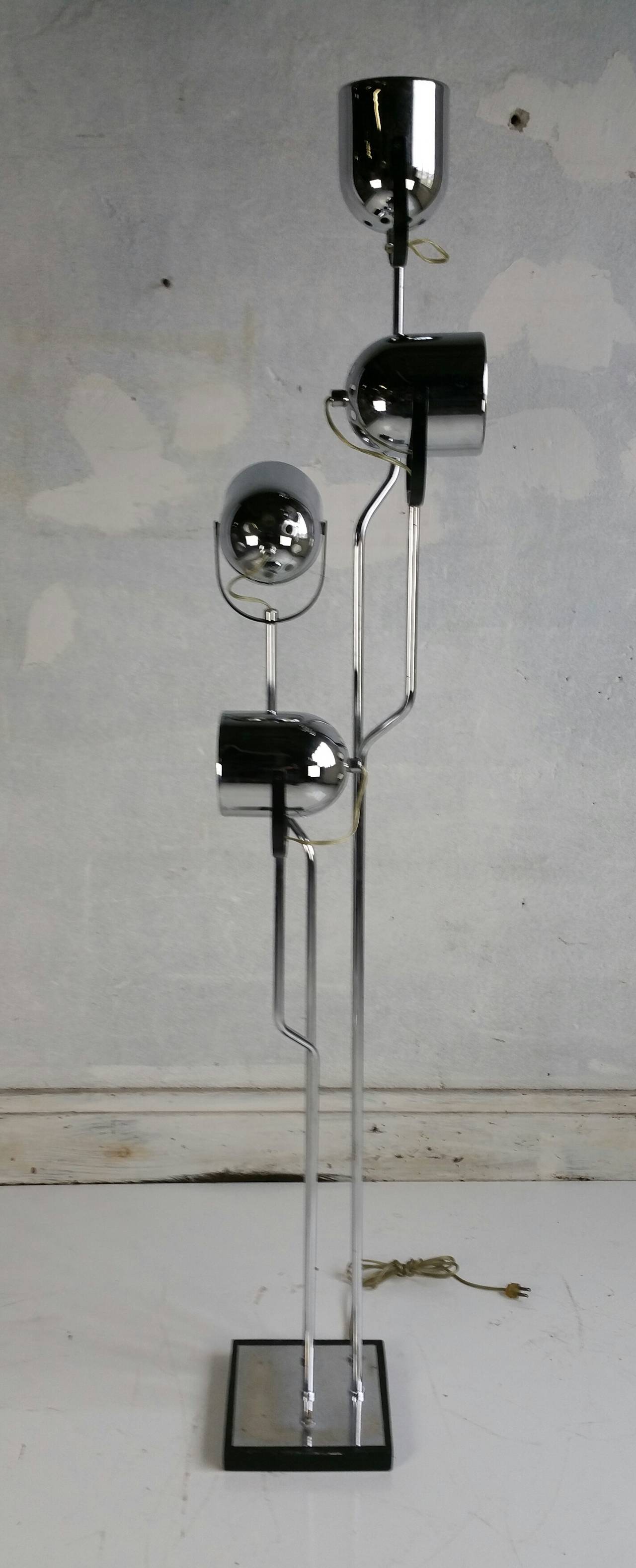 Suggesting a cinema lights set up , a true vintage classic made by Goffredo Reggiani , Italia early 60s .. Shorter stem is 39 inches , longest 65 .

The strirrup have a left and right orotation movement , the chrome ventilated bell up and down .