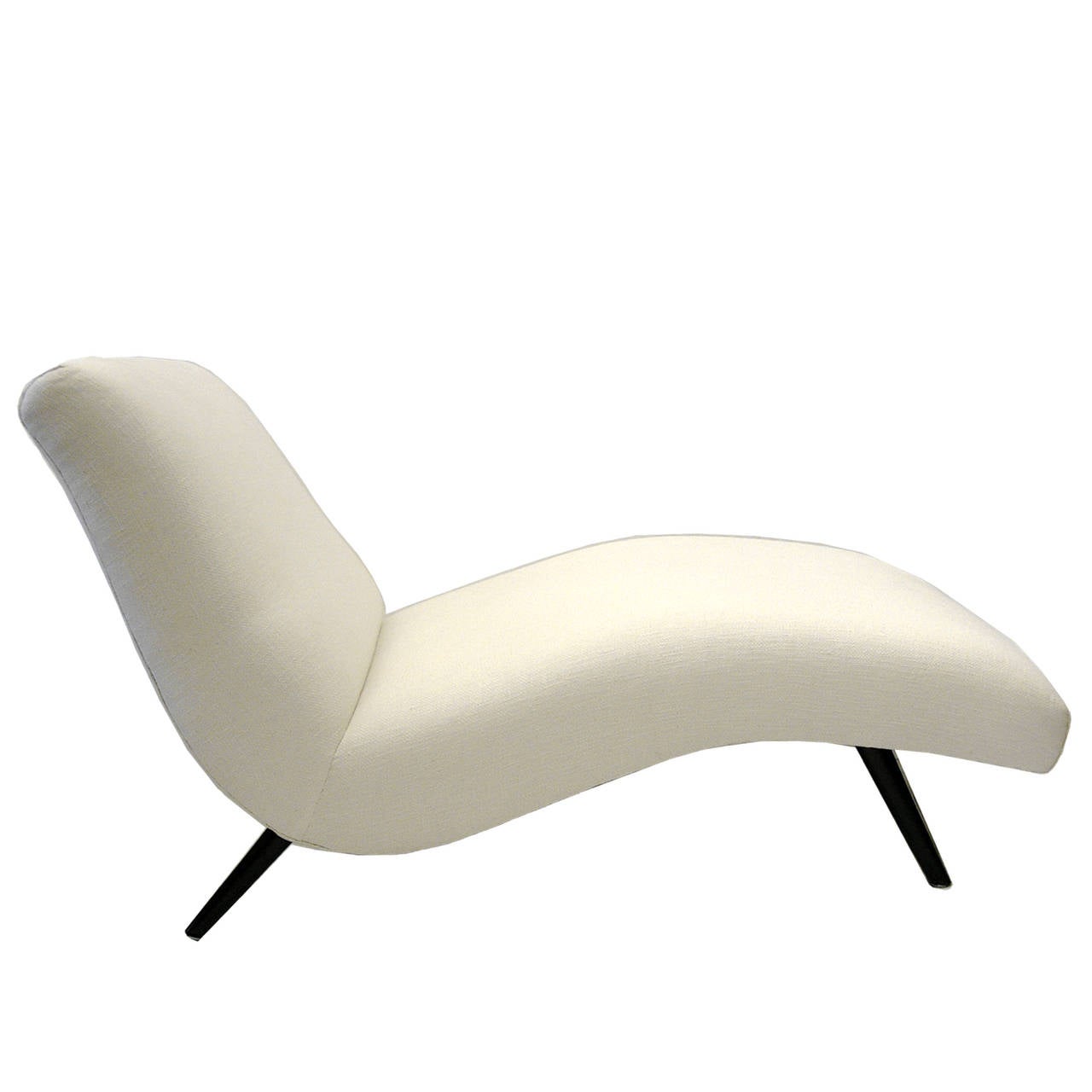 Freshly upholstered 1960s chaise longue. Redone in a soft white cotton weave upholstery. Stunning statement piece.