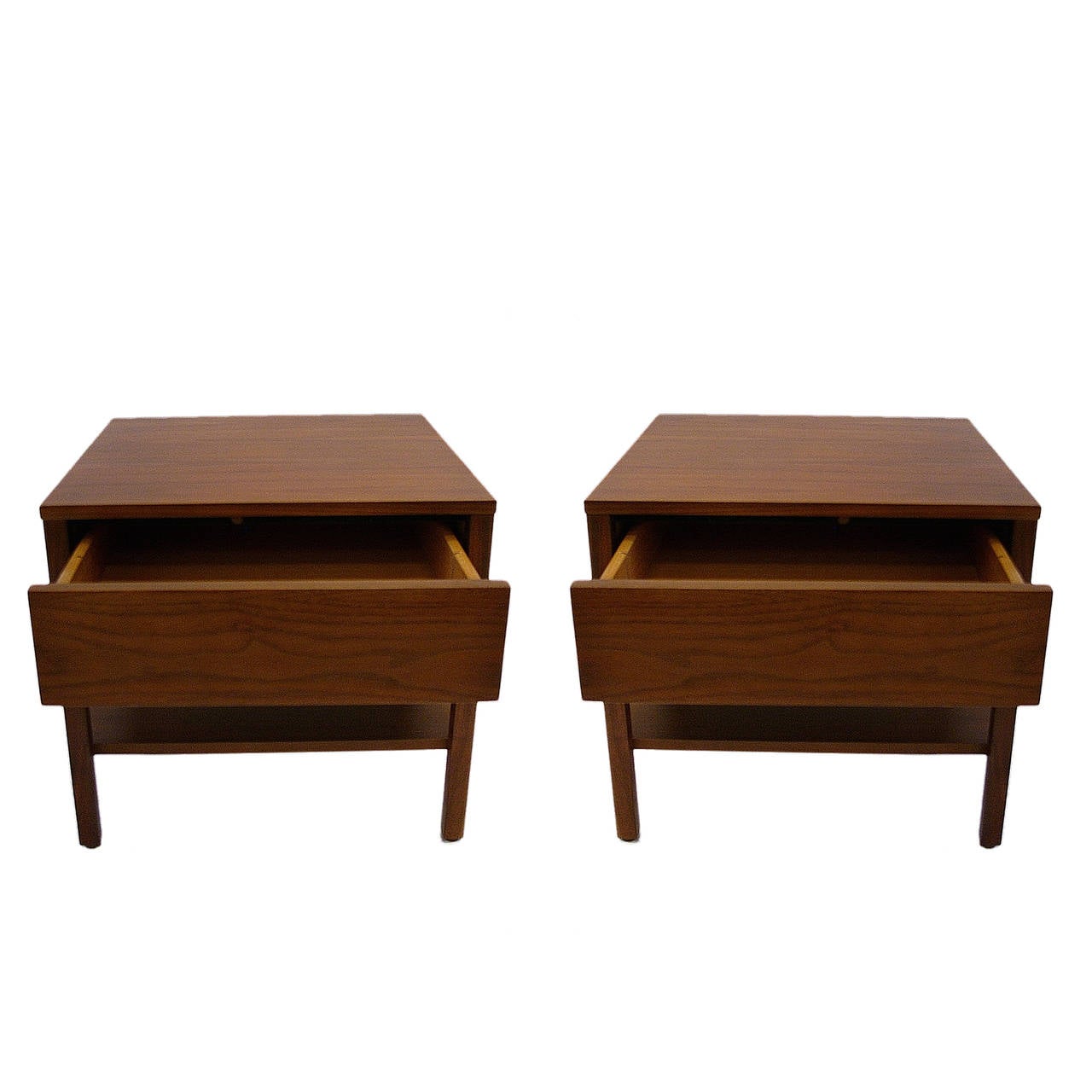 Pair of Florence Knoll Single-Drawer Walnut Bedside / Nightstands or End Tables In Excellent Condition In Hudson, NY