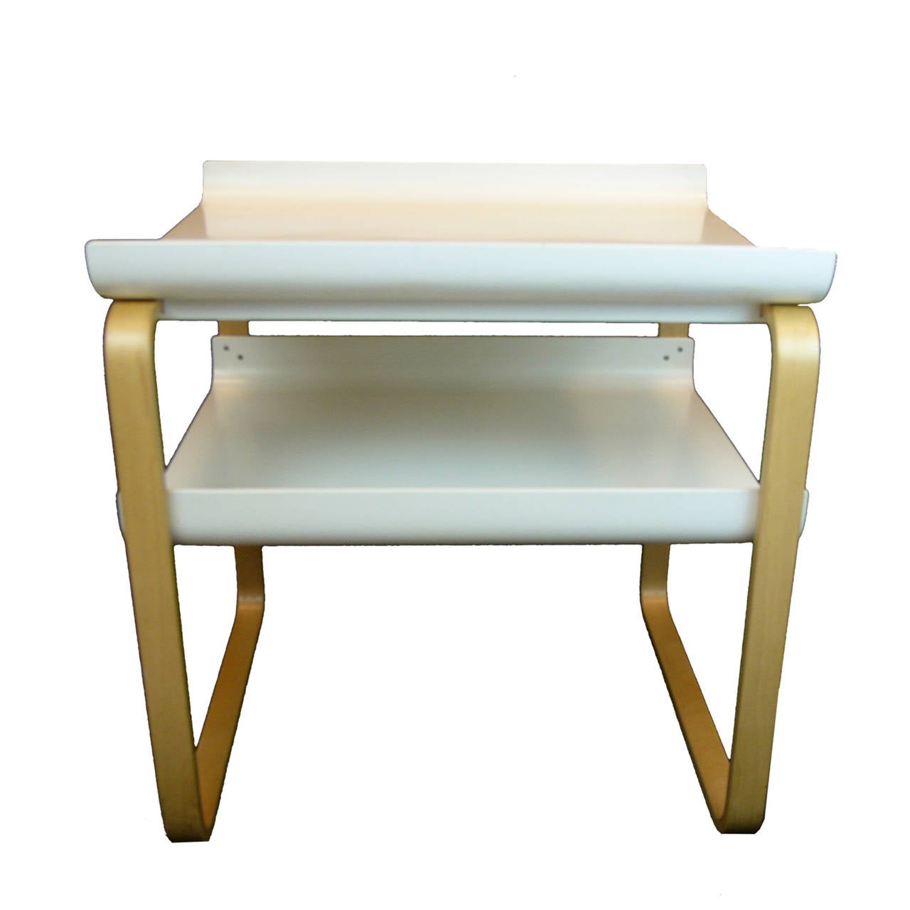 Alvar Aalto 915 Birch and Bent Plywood Side Table In Excellent Condition In Hudson, NY