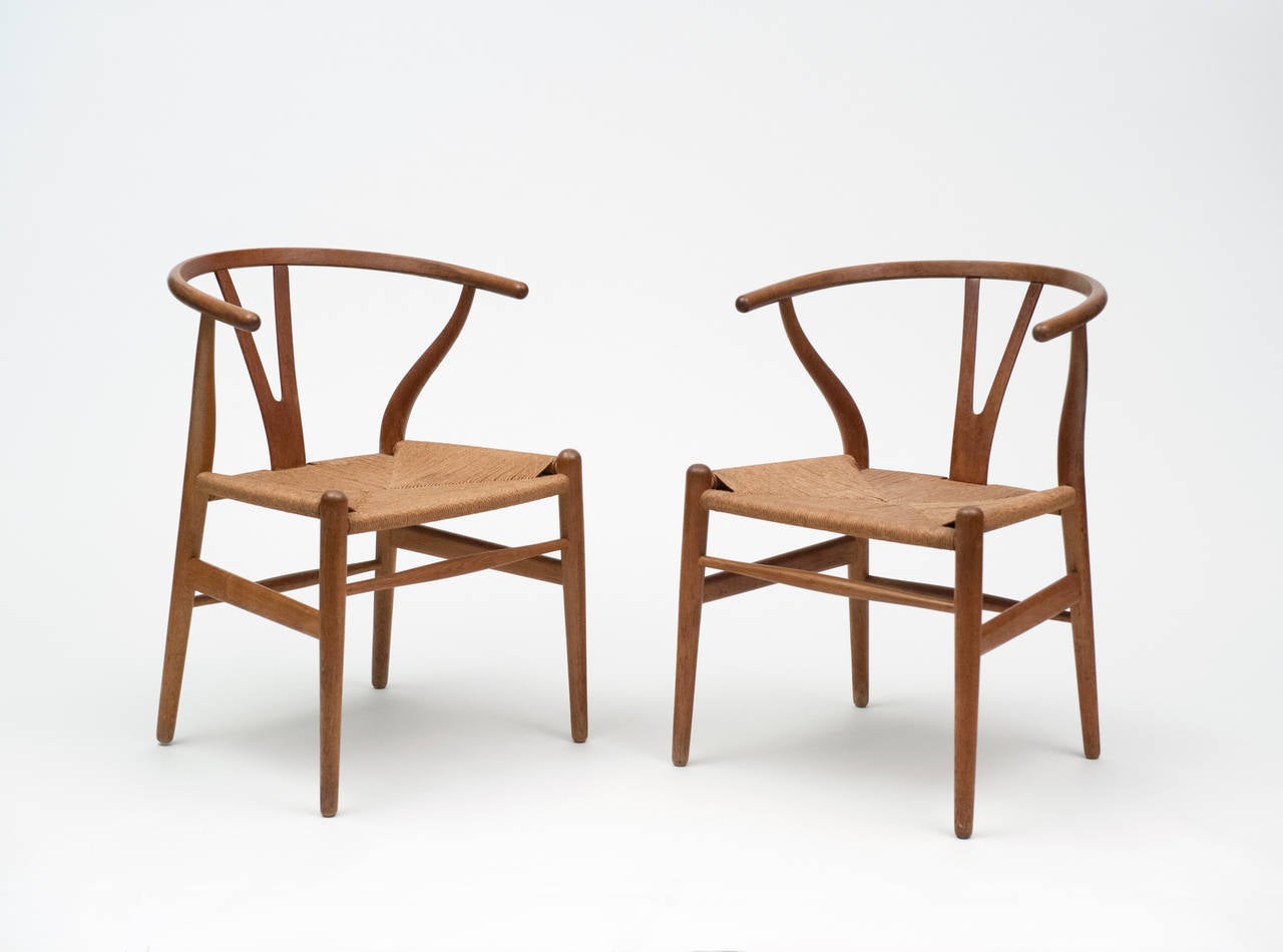 Mid-Century Modern Pair of Hans Wegner Wishbone Chairs CH24 Carl Hansen