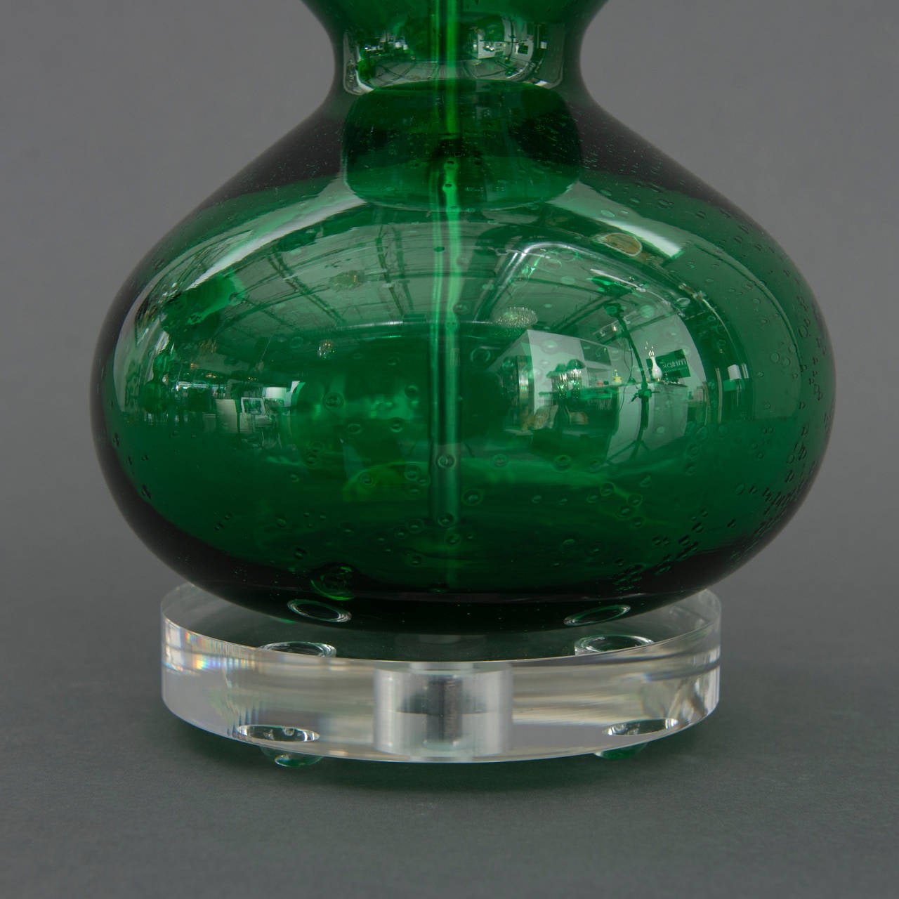 Emerald Green Murano Glass Table Lamps with Lucite Bases & Chrome Accents, Pair For Sale 5