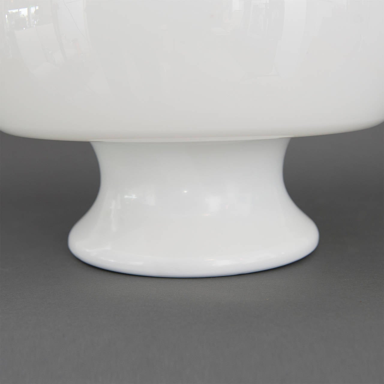 Offered is an iconic Gino Vistosi style design Mid-Century Modern Italian hand blown white Murano glass mushroom table lamp. This elegant mod piece screams James Bond 007! Palm Springs and the Brady Bunch! The top lifts off for a quick and easy bulb