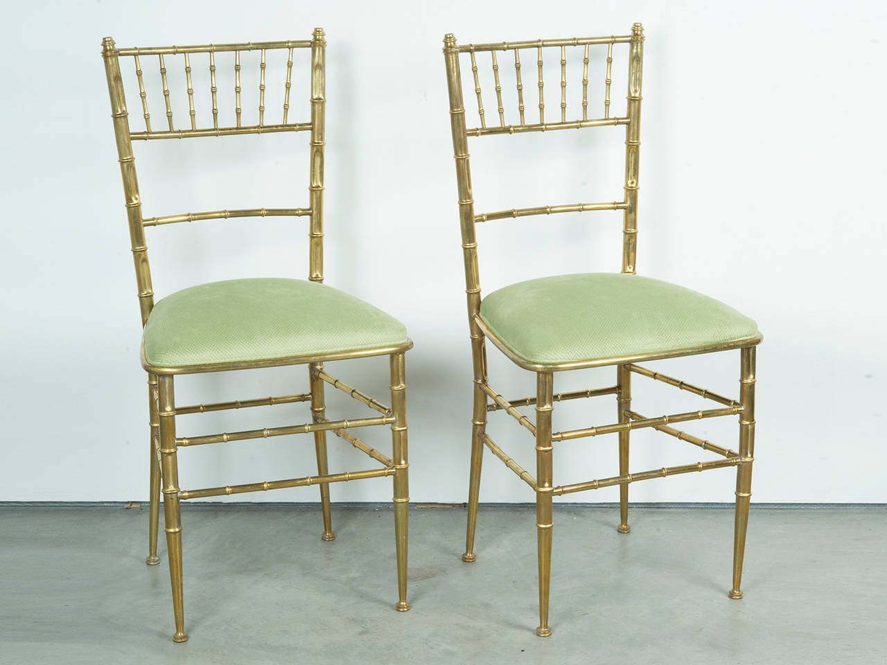 Pair of Italian Brass Chiavari Chairs in Green Velvet For Sale at 1stdibs