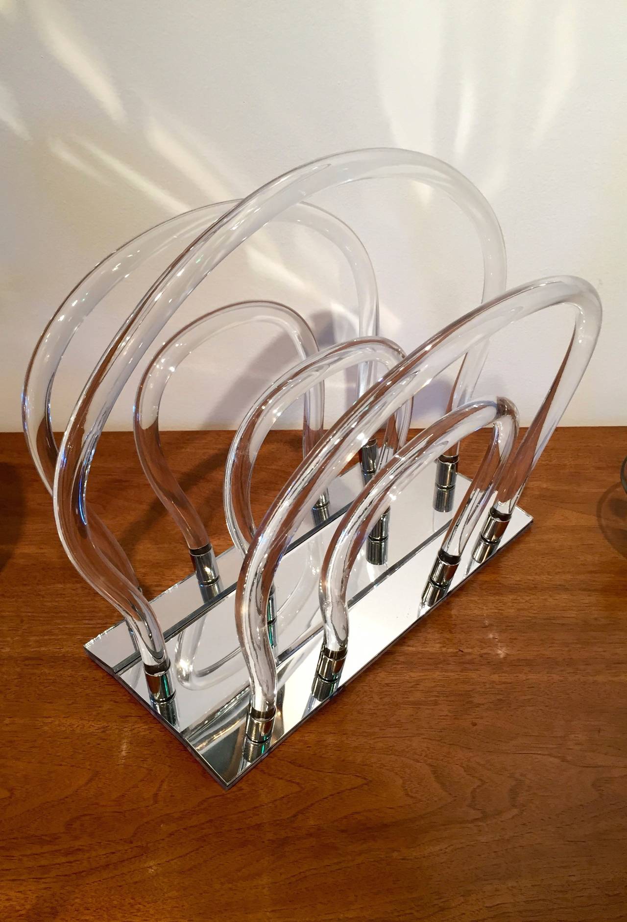 Dorothy Thorpe Lucite, Chrome and Mirror Magazine Rack In Excellent Condition In Houston, TX