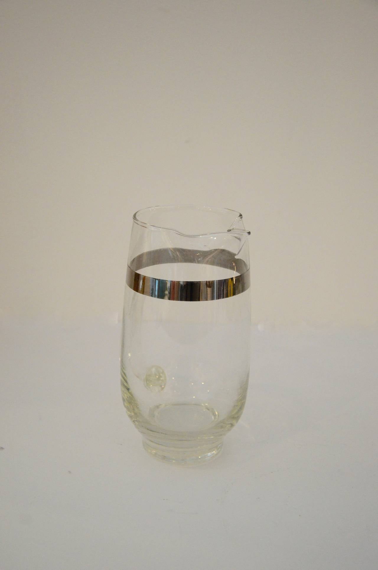 Mid-Century Modern Pichet à Martini Dorothy Thorpe en verre et bande argentée et quatre verres assortis