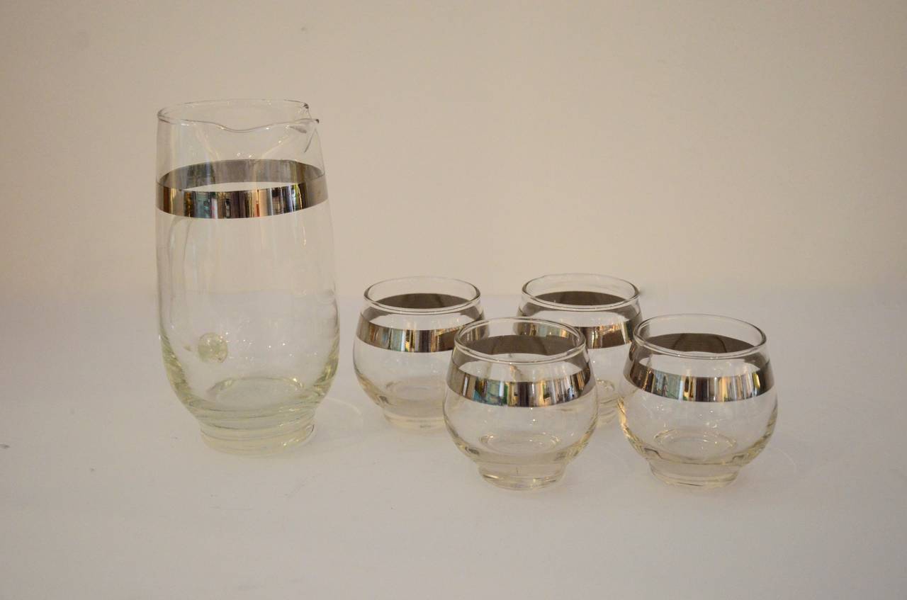 Américain Pichet à Martini Dorothy Thorpe en verre et bande argentée et quatre verres assortis