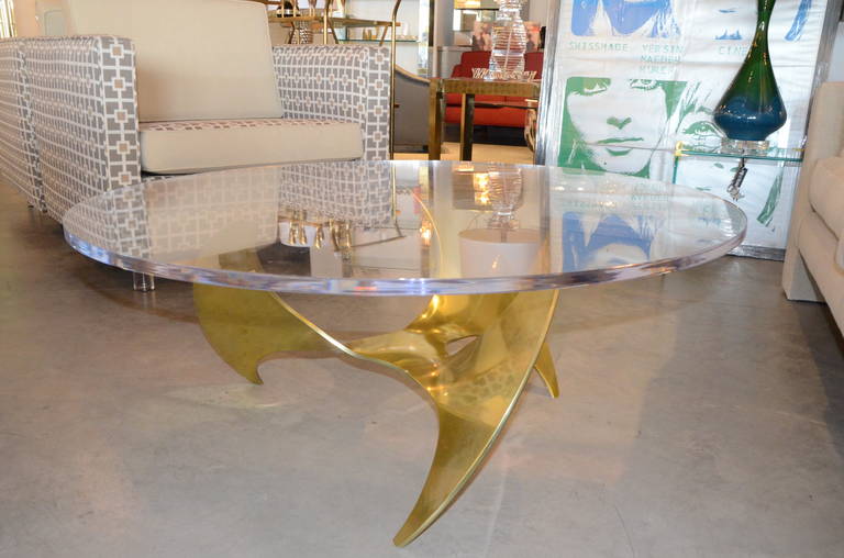 Vintage mcm Knut Hersterberg for Ronald Schmitt brass propeller coffee table base with round Lucite top is an iconic design from the 1960s and still relevant today. We, however, like the Lucite top better than the glass to give it a jewel like edge