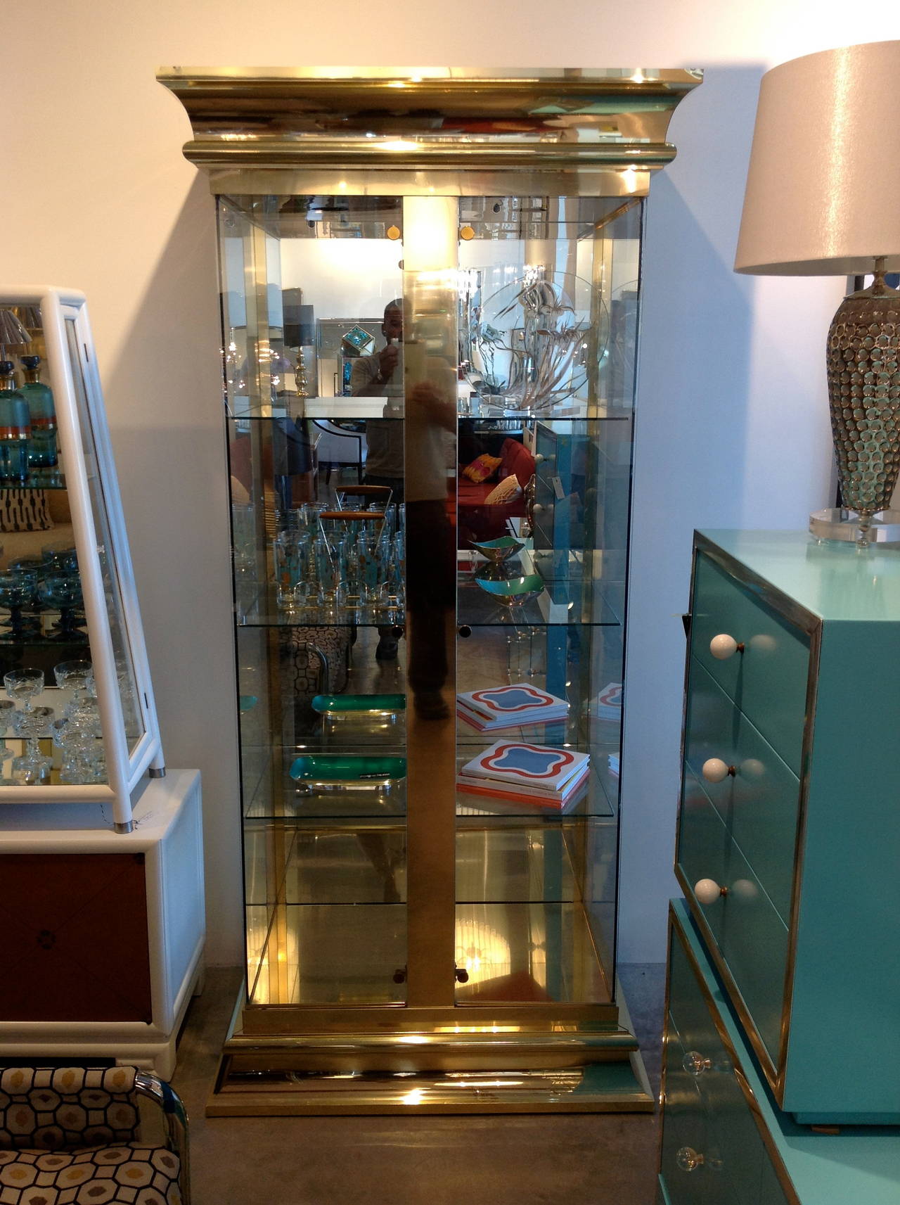 Mastercraft Vitrine aus Messing und Glas (Moderne der Mitte des Jahrhunderts)