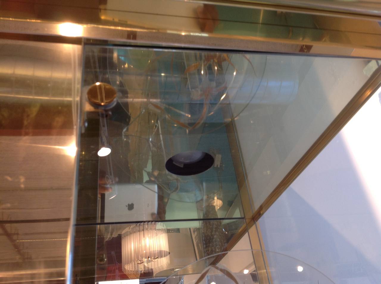 Mastercraft Vitrine aus Messing und Glas 1