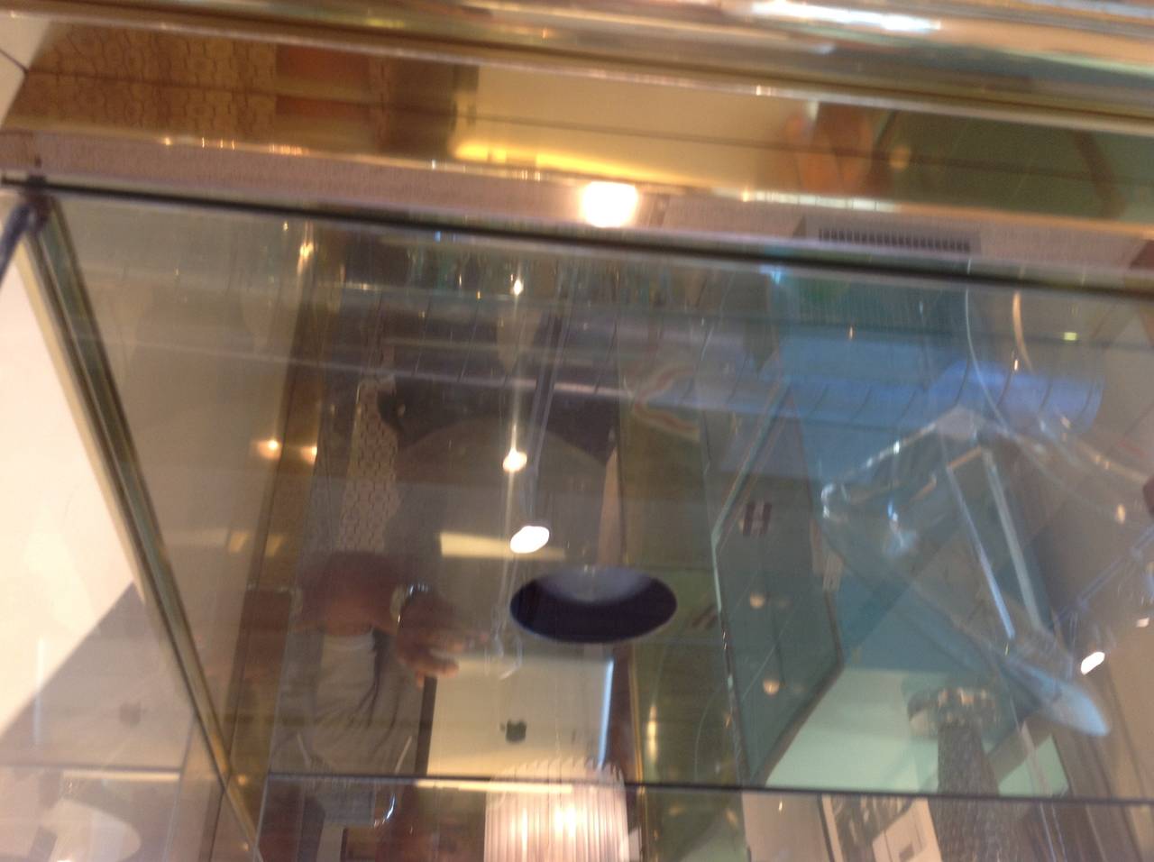 Mastercraft Vitrine aus Messing und Glas 2