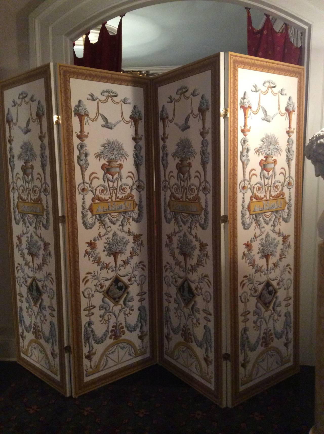 Écran à 4 panneaux ZUBER ou 4 panneaux muraux séparés.
Bloqué à la main en France par le premier fabricant de papiers peints au monde, qui utilise le même procédé d'impression depuis plus de 200 ans. Ces magnifiques panneaux de style LOUIS XVI sont