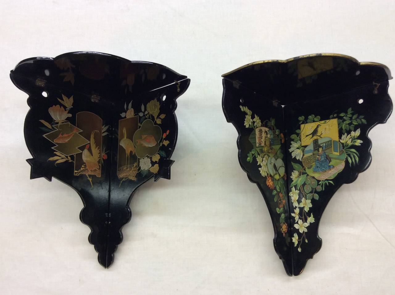 English lacquer wall shelf and corner shelf.
Aesthetic movement and 'Orientalist' styled. Type of decorative accessory sold by Liberty of London. Chinoiserie figural scenes on black lacquer painted shelf.
Collection of various sized and styles.