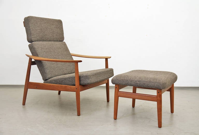 Beautiful piece of Danish modern design and craftsmanship. The backrest can be set to three different positions, thus enabling various seating experiences or uses. 
Original spring cushions with new fabric (Maharam wool); teak fully restored.