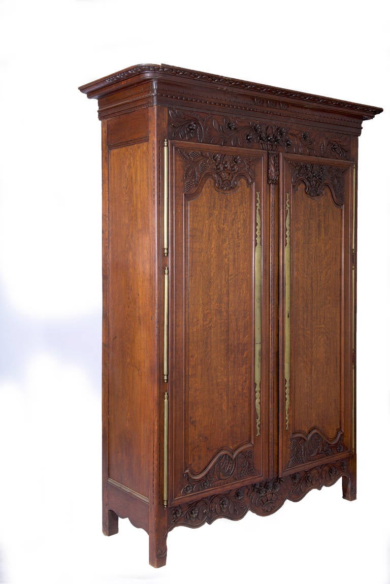 Wedding Basket Carving Tiger Oak Armoire from Provence c. 1870 For Sale 2