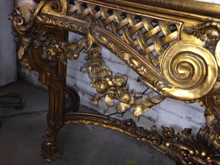Carved Beautiful French 1900s Louis XV-Style Striated Calcutta Marble-Top Gilt Console For Sale