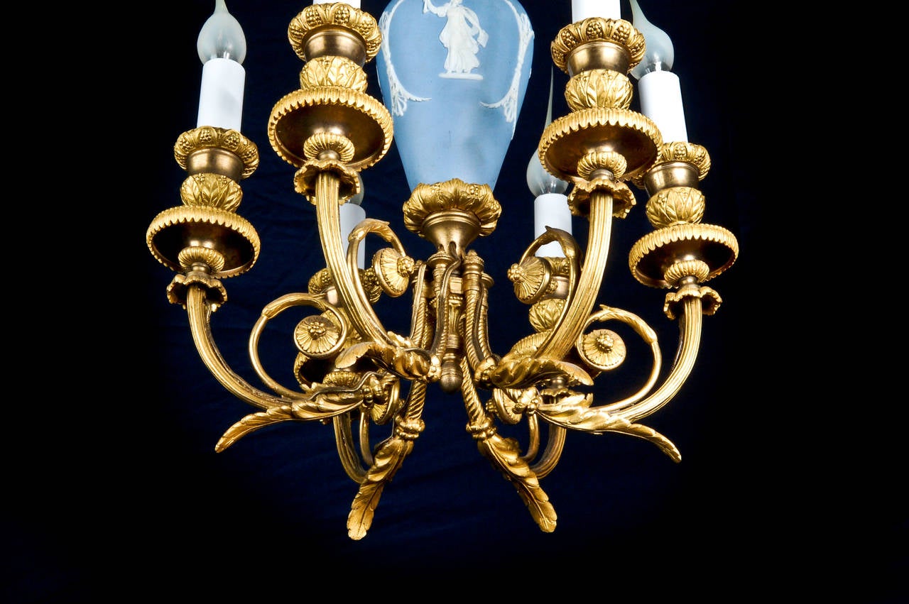 Feiner antiker französischer Kronleuchter im Louis-XVI-Stil aus vergoldeter Bronze und Wedgewood (Vergoldet) im Angebot