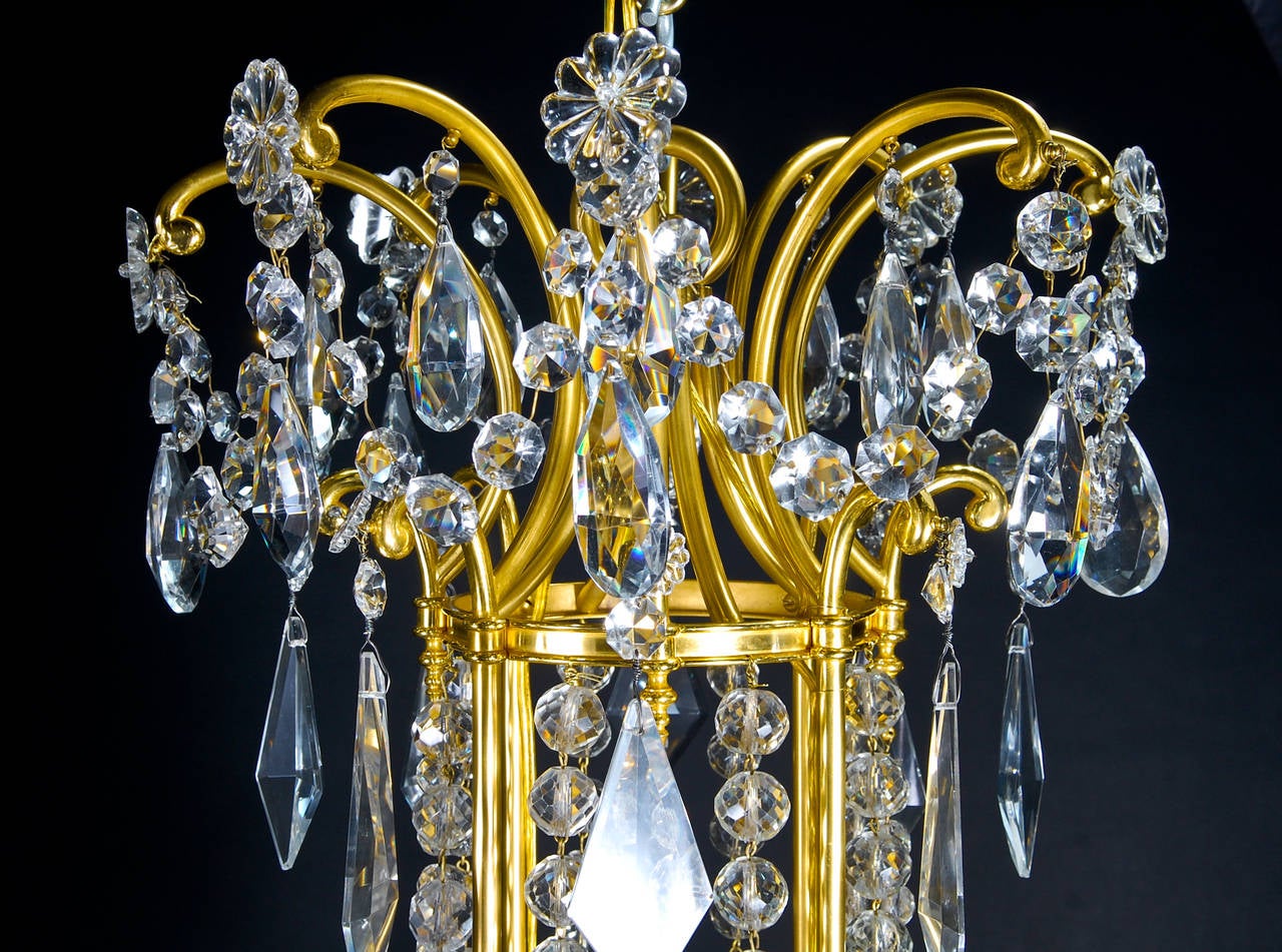 Großer antiker französischer Baccarat-Kronleuchter aus vergoldeter Bronze und Kristall im Louis-XVI.-Stil (20. Jahrhundert) im Angebot