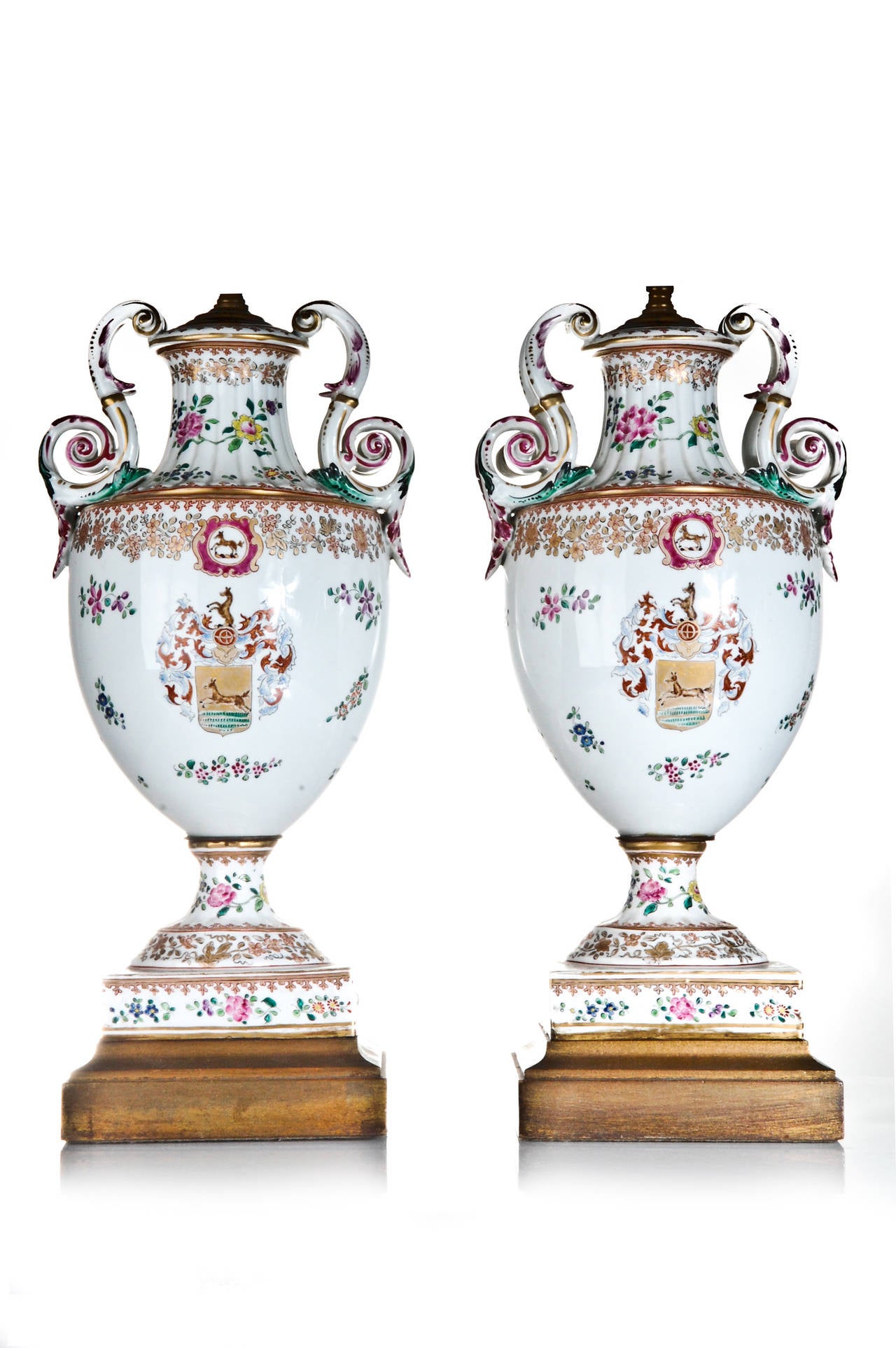 Paire de lampes anciennes en porcelaine émaillée et dorée de style Louis XVI.
