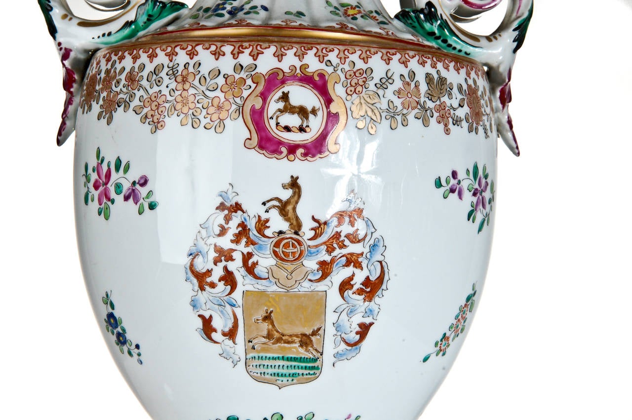 Émaillé Paire de vases anciens français en porcelaine de style Louis XVI en vente