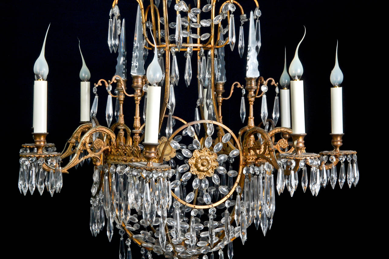 Antiker russischer neoklassischer Kronleuchter aus vergoldeter Bronze und geschliffenem Kristall (Neoklassisch) im Angebot