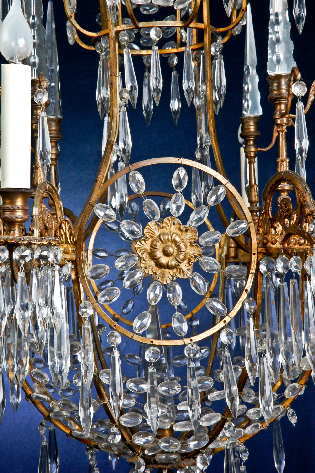 Antiker russischer neoklassischer Kronleuchter aus vergoldeter Bronze und geschliffenem Kristall im Zustand „Gut“ im Angebot in New York, NY