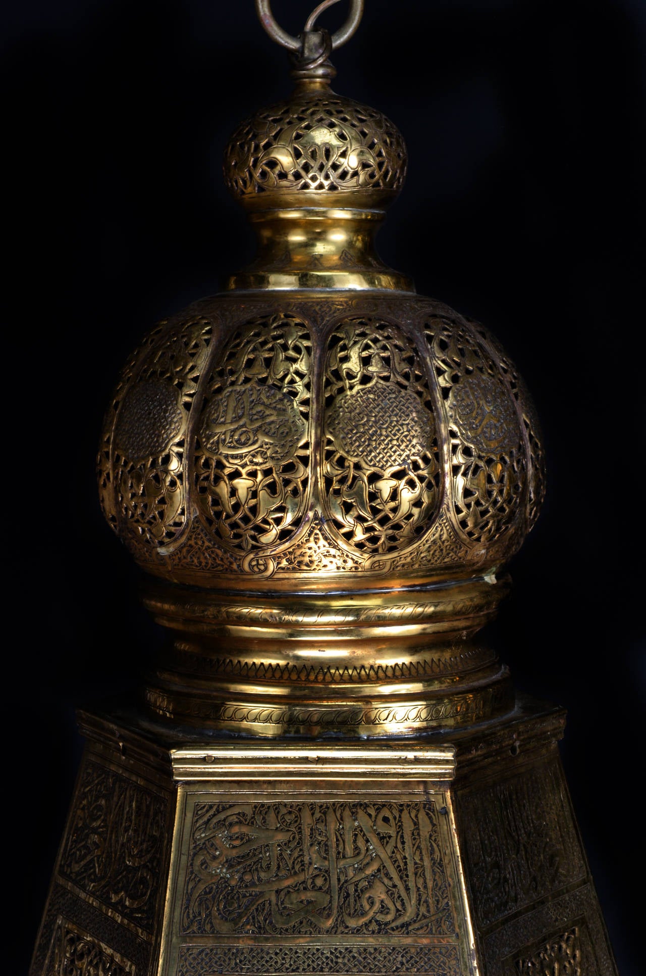 Doré Lustre à lanterne ancien de style islamique marocain en laiton et verre vert en vente